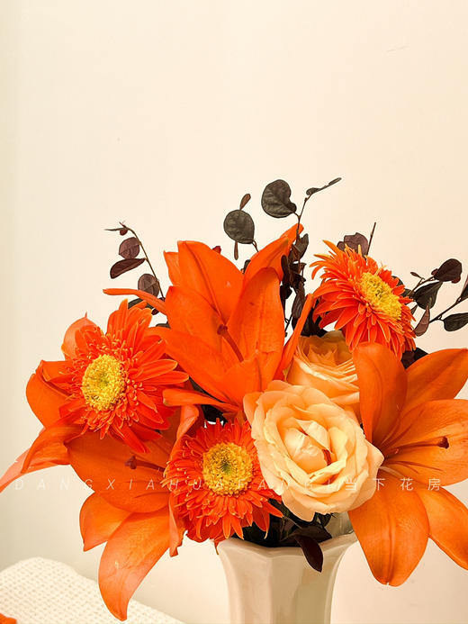 【橙汁汽水】橙色梦想亚百合5朵+香槟玫瑰2朵+橙色非洲菊3朵+红继木3小支 商品图3