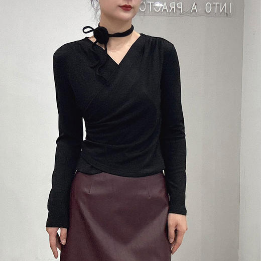 全新升级【铂金会员100/天猫129/差价29】(12951) 洛诗琳秋冬洋气减龄高级感V领修身显瘦褶皱设计感打底上衣女 商品图2