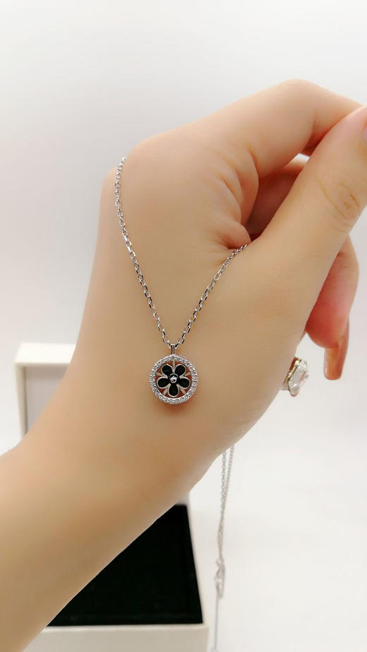 香港正生银饰五叶草项链 
S925纯银 长度16-18寸 商品图0