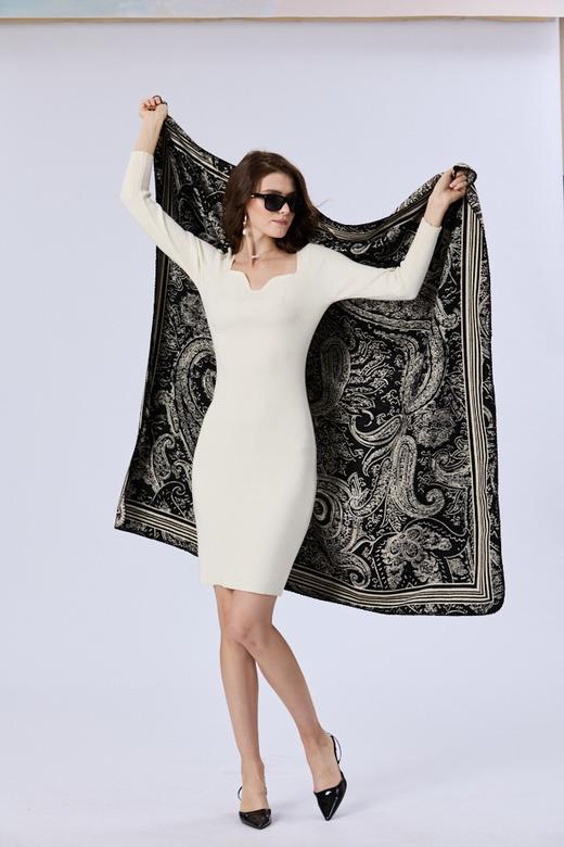 优品堂【墨玉青花】140×140方巾羊毛+拉绒双面围巾披肩两用 商品图6