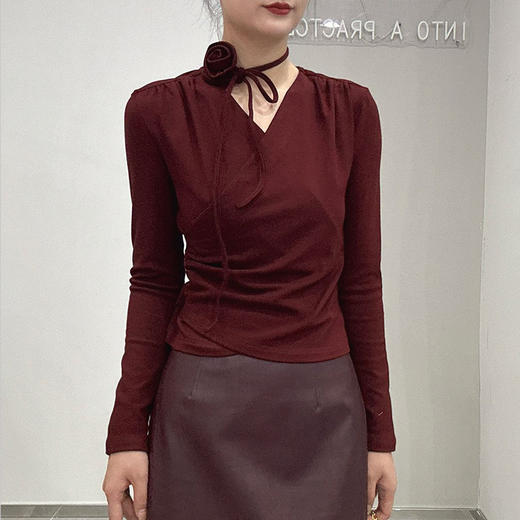 全新升级【铂金会员100/天猫129/差价29】(12951) 洛诗琳秋冬洋气减龄高级感V领修身显瘦褶皱设计感打底上衣女 商品图4