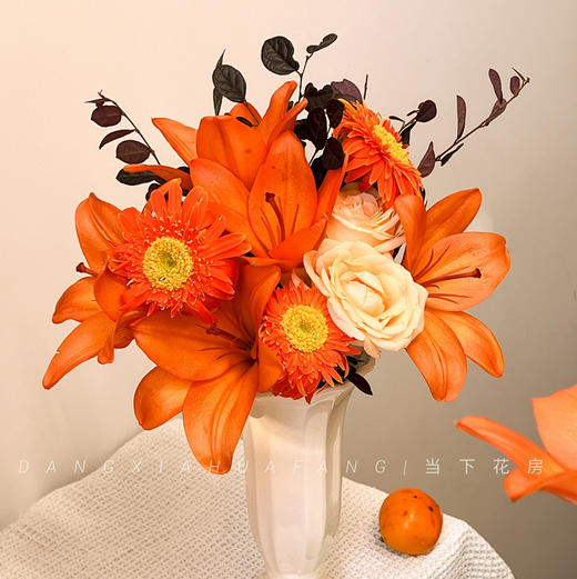 【橙汁汽水】橙色梦想亚百合5朵+香槟玫瑰2朵+橙色非洲菊3朵+红继木3小支 商品图0