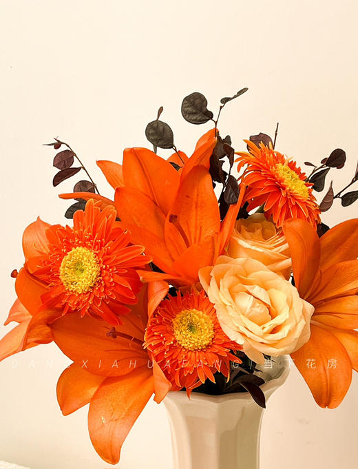【橙汁汽水】橙色梦想亚百合5朵+香槟玫瑰2朵+橙色非洲菊3朵+红继木3小支 商品图4