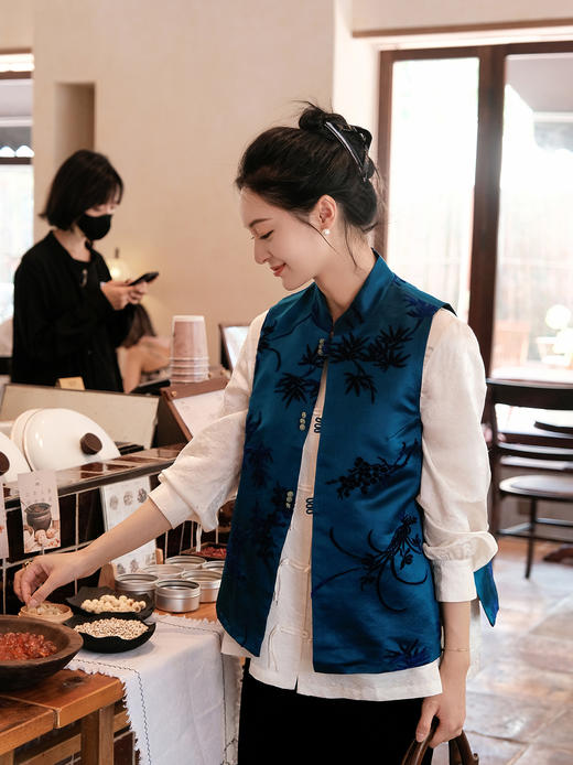 盛唐牡丹|宝蓝色梅兰竹菊漳缎马甲 商品图3