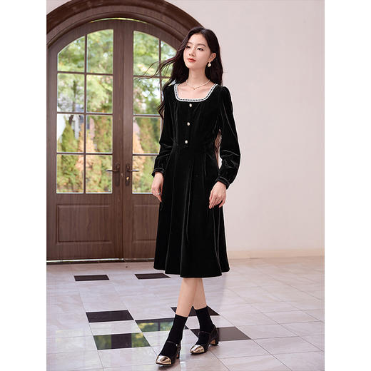 【专属特价】熙世界法式赫本风方领丝绒连衣裙秋冬新款高级感显瘦a字小黑裙 商品图4