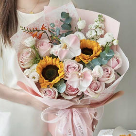 【温暖四季】9枝粉色玫瑰➕5枝多头洋桔梗➕2枝向日葵➕2朵白色蝴蝶兰➕1枝火焰兰➕1枝白色紫罗兰➕1枝喷泉草➕新鲜配花配叶，高端大气精品时尚花束