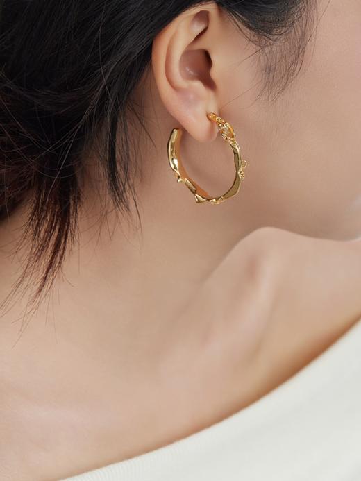 Oflye潮流饰品  欧美复古褶皱感C形耳环女高级感夸张小众设计金属耳饰新款 商品图2