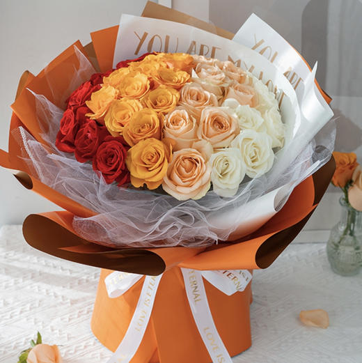 【爱你四季】红玫瑰9枝➕橙色玫瑰12枝➕香槟玫瑰9枝➕白玫瑰6枝➕新鲜配花配叶➕高端大气时尚花束 商品图0
