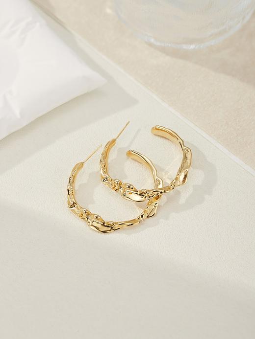 Oflye潮流饰品  欧美复古褶皱感C形耳环女高级感夸张小众设计金属耳饰新款 商品图3
