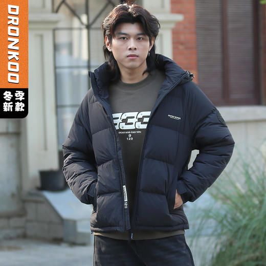 DRONKOO 2024 90%绒 连帽左胸字母左袖圆标下摆抽绳基础短款中厚羽绒服 商品图0