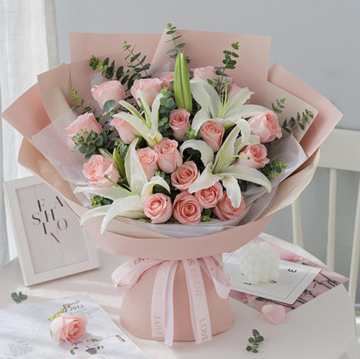 【百事合意】戴安娜玫瑰19枝➕白色香水百合2枝➕新鲜配花配叶➕精美时尚花束 商品图0