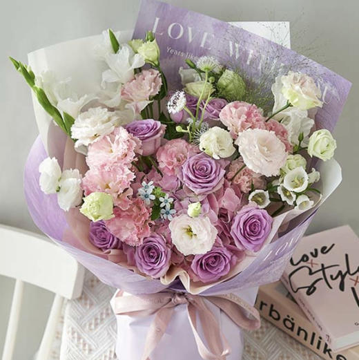 【紫韵时光】9枝紫色玫瑰➕1枝蓝星花➕2枝多头白色桔梗➕3枝多头绿色桔梗➕3枝白色剑兰➕1枝喷泉草➕1枝粉色绣球➕2枝白色风铃➕新鲜配花配叶，高端大气时尚精美花束 商品图0