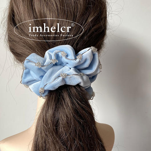 【纯净婴儿蓝水灵珠串丝绒发圈】法式淡蓝色丝绒水钻镶边大肠发圈，细腻工艺惊艳的视觉效果，新款轻奢气质温柔丸子头马尾发绳QQ 商品图3