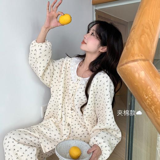 【空气棉睡衣，暖心相伴】仙女必备甜美碎花，雪花飘落，穿上空气棉睡衣女，暖意融融如春。夹棉加厚，抵御严寒，甜美碎花、蕾丝花边，婉约温婉。内外兼修，自在穿搭！ 商品图0