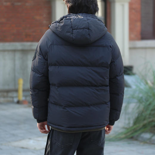 DRONKOO 2024 90%绒 连帽左胸字母左袖圆标下摆抽绳基础短款中厚羽绒服 商品图4