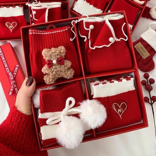 【四双礼盒装❗️甜美风红袜】喜迎新春蛇行大运本命年红袜子，舒适亲肤 弹力十足 透气吸湿 精美纹样，蛇年情人节红色新年礼物好运长筒袜女本命年礼物QQ新年礼盒年货礼盒 商品图0