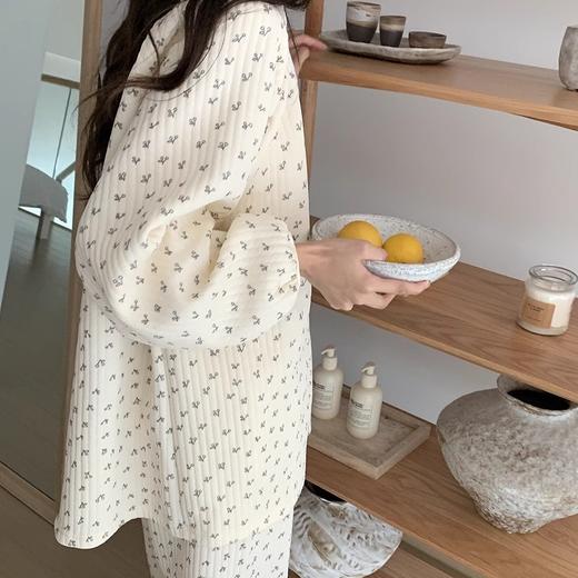 【空气棉睡衣，暖心相伴】仙女必备甜美碎花，雪花飘落，穿上空气棉睡衣女，暖意融融如春。夹棉加厚，抵御严寒，甜美碎花、蕾丝花边，婉约温婉。内外兼修，自在穿搭！ 商品图3