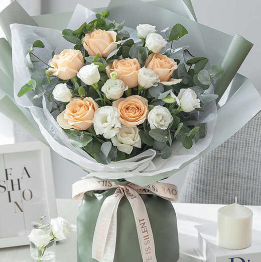 【晴天娃娃】6枝香槟玫瑰➕3枝白色洋桔梗➕新鲜配花配叶，精品大气时尚花束 商品图0