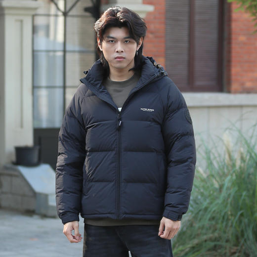 DRONKOO 2024 90%绒 连帽左胸字母左袖圆标下摆抽绳基础短款中厚羽绒服 商品图3