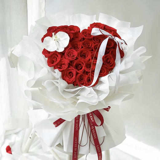 【为你心动】33枝红玫瑰➕1朵白色蝴蝶兰，精美时尚花束 商品图0