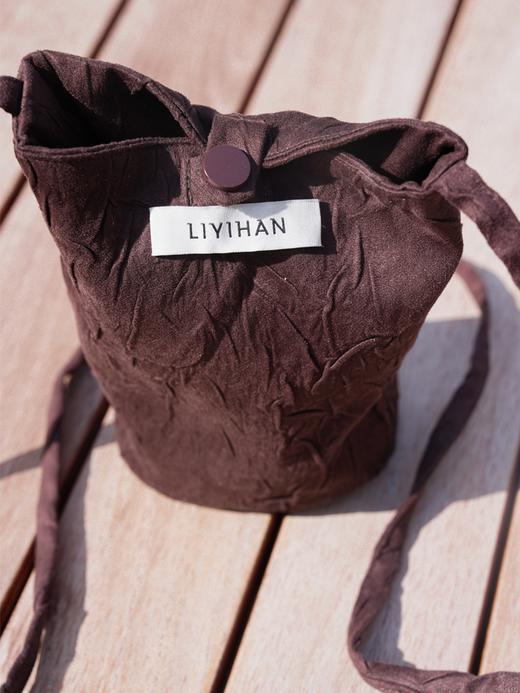 LIYIHAN 进口面料24秋冬新款麂皮压褶小水桶包斜挎通用时尚设计感 商品图3