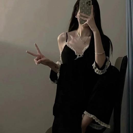 【法系性感吊带睡衣！三件套】缤纷甜美，高级感十足，法式风情十足的少女款睡衣三件套，春秋季节必备，让你尽情展现迷人身姿！ 商品图3