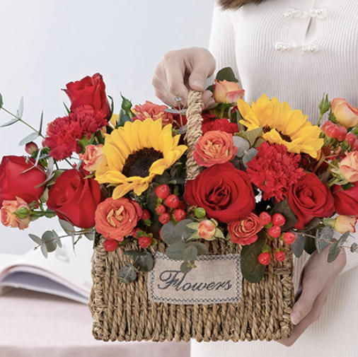 【美好祝福】11枝红色康乃馨➕11枝红玫瑰➕3枝向日葵➕5枝红豆➕3枝橙色多头玫瑰➕新鲜配花配叶，高端大气时尚花篮 商品图0