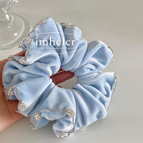 【纯净婴儿蓝水灵珠串丝绒发圈】法式淡蓝色丝绒水钻镶边大肠发圈，细腻工艺惊艳的视觉效果，新款轻奢气质温柔丸子头马尾发绳QQ