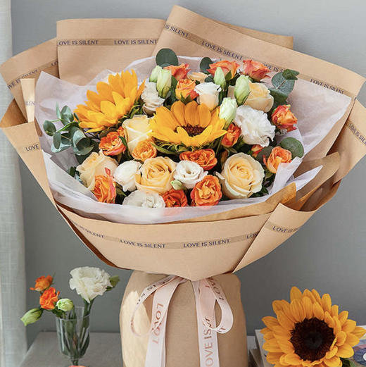 【慢点时光】6枝香槟玫瑰➕2枝向日葵➕2枝橙色多头玫瑰➕2枝白色洋桔梗➕新鲜配花配叶，精品大气时尚花束 商品图1