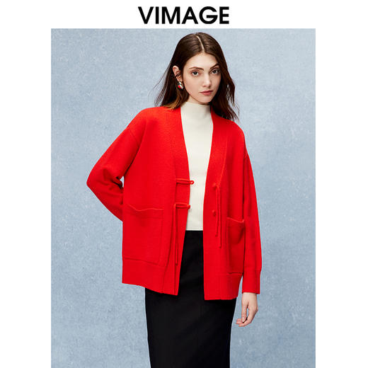 VIMAGE纬漫纪时尚宽松百搭盘扣红色针织开衫冬季新款V2201810 商品图3
