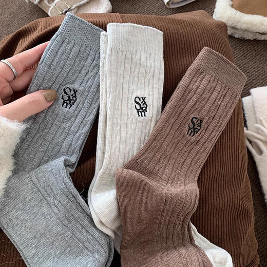 鹿鹿推荐• 美拉德堆堆袜！秋冬美拉德麻花纹针织刺绣中筒袜【贴身衣物不退不换】 商品图5