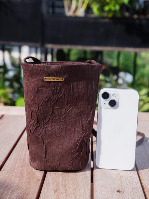 LIYIHAN 进口面料24秋冬新款麂皮压褶小水桶包斜挎通用时尚设计感 商品图4