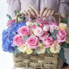 【平安喜乐】13枝粉色玫瑰➕1枝蓝色绣球➕5枝香槟洋桔梗➕3枝粉色洋桔梗➕新鲜配花配叶，精品大气时尚花篮 商品缩略图0
