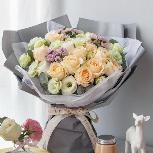 【心愿】5枝白玫瑰➕11枝香槟玫瑰➕3枝粉色小菊➕5枝绿色桔梗➕新鲜配花配叶，精品时尚大气花束 商品图0