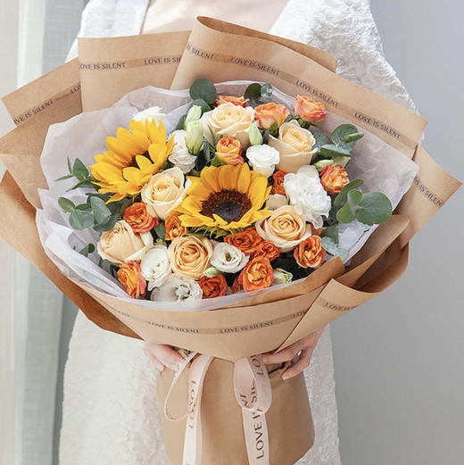 【慢点时光】6枝香槟玫瑰➕2枝向日葵➕2枝橙色多头玫瑰➕2枝白色洋桔梗➕新鲜配花配叶，精品大气时尚花束 商品图0