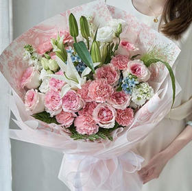 【温柔岁月】11枝洛神玫瑰➕1枝白色百合➕3枝白色紫罗兰➕2枝白色洋桔梗➕10枝粉色康乃馨➕2枝蓝星花➕2枝高山羊齿➕1枝喷泉草➕新鲜配花配叶，精品大气时尚花束