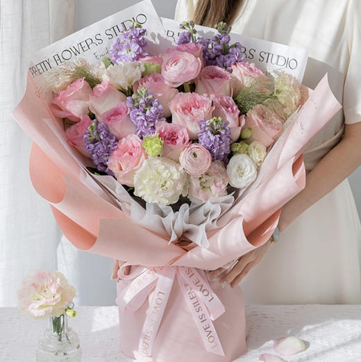 【春光恰好】14枝洛神玫瑰➕6枝紫罗兰➕4枝粉色卷边桔梗➕2枝粉色洋牡丹➕2枝喷泉草➕新鲜配花配叶，精品大气时尚花束 商品图0