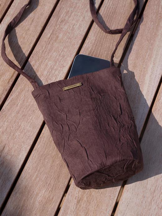 LIYIHAN 进口面料24秋冬新款麂皮压褶小水桶包斜挎通用时尚设计感 商品图1