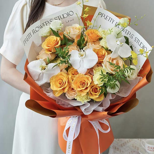 【金色年华】7枝辉煌玫瑰➕6枝香槟玫瑰➕6枝黄色康乃馨➕3朵白色蝴蝶兰➕3枝黄色跳舞兰➕4枝绿色桔梗➕4枝多头橙色玫瑰➕新鲜配花配叶，高端大气时尚花束 商品图0