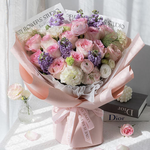 【春光恰好】14枝洛神玫瑰➕6枝紫罗兰➕4枝粉色卷边桔梗➕2枝粉色洋牡丹➕2枝喷泉草➕新鲜配花配叶，精品大气时尚花束 商品图1