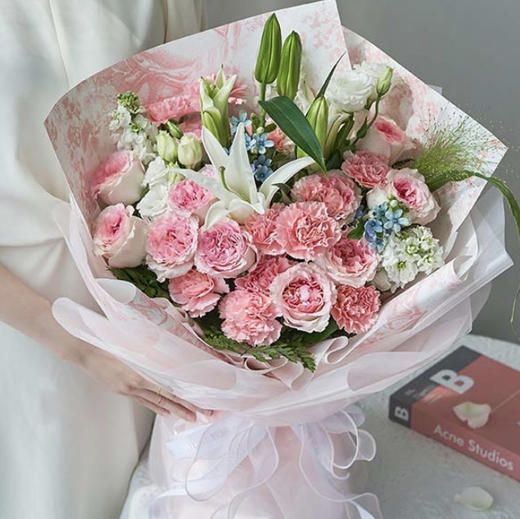 【温柔岁月】11枝洛神玫瑰➕1枝白色百合➕3枝白色紫罗兰➕2枝白色洋桔梗➕10枝粉色康乃馨➕2枝蓝星花➕2枝高山羊齿➕1枝喷泉草➕新鲜配花配叶，精品大气时尚花束 商品图1