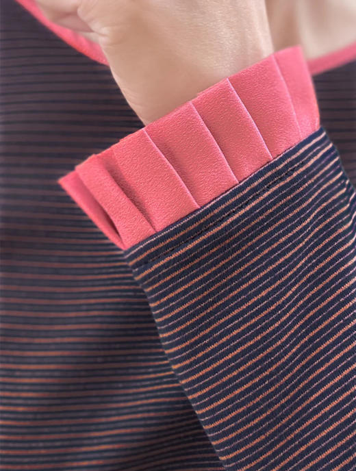 TYNVIE 排褶装饰袖口露背长袖上衣 - 红条纹 商品图6