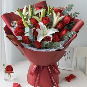 【深情不负】11枝红玫瑰➕3枝百合➕新鲜配花配叶，精品时尚大气花束