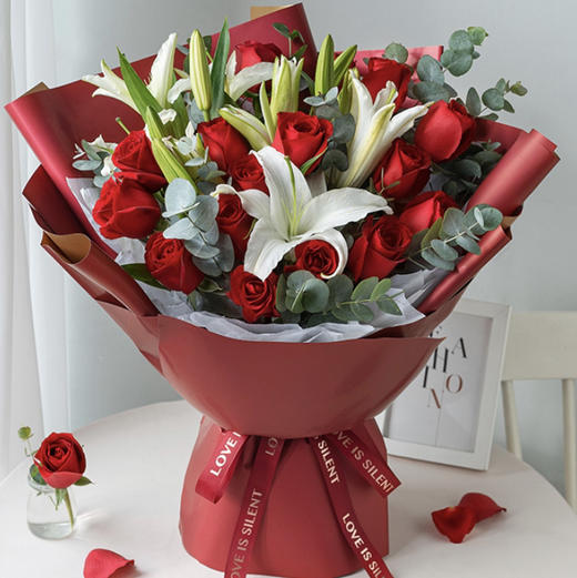 【深情不负】11枝红玫瑰➕3枝百合➕新鲜配花配叶，精品时尚大气花束 商品图0