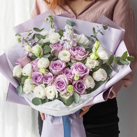 【着迷】11枝紫色玫瑰➕10枝白色洋桔梗➕3枝紫罗兰➕新鲜配花配叶，精品大气时尚花束