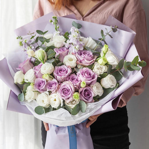 【着迷】11枝紫色玫瑰➕10枝白色洋桔梗➕3枝紫罗兰➕新鲜配花配叶，精品大气时尚花束 商品图0