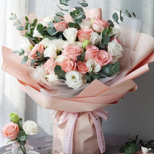 【假日公主】11枝粉色玫瑰➕5枝白色洋桔梗➕新鲜配花配叶，精品大气时尚花束 商品图0