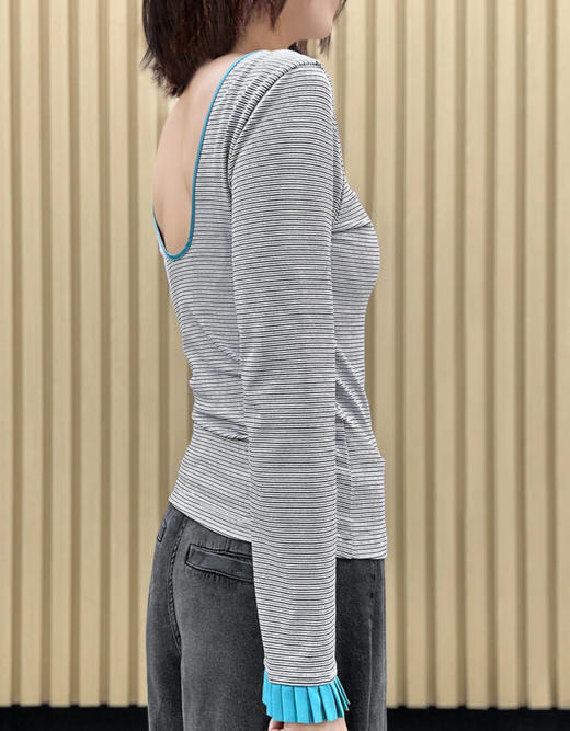 TYNVIE 排褶装饰袖口露背长袖上衣 - 蓝条纹 商品图4