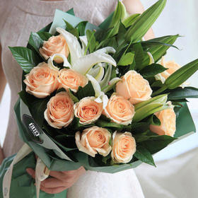 【恋恋情深】11枝香槟玫瑰➕2枝白色多头百合➕新鲜配花配叶，精品时尚花束