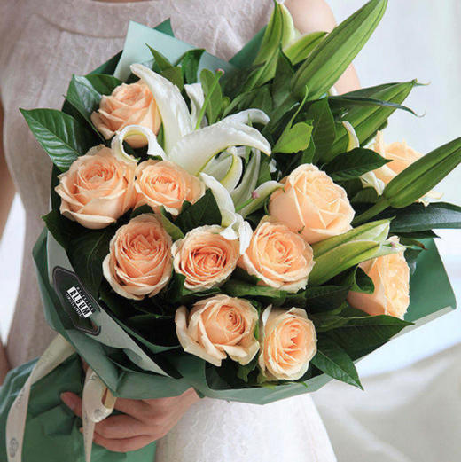 【恋恋情深】11枝香槟玫瑰➕2枝白色多头百合➕新鲜配花配叶，精品时尚花束 商品图0